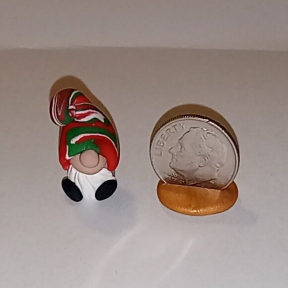 🎯 10 for $10 / Tiny Christmas Gnome Figure - Picture 3 of 3